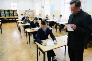 ksiądz w szkole