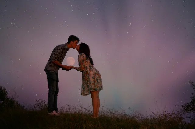 Fot. Pixabay / [url=https://pixabay.com/en/couple-love-luna-romance-913234/]AdinaVoicu[/url] / [url=https://pixabay.com/en/service/terms/#usage]CC0 Public Domain[/url]