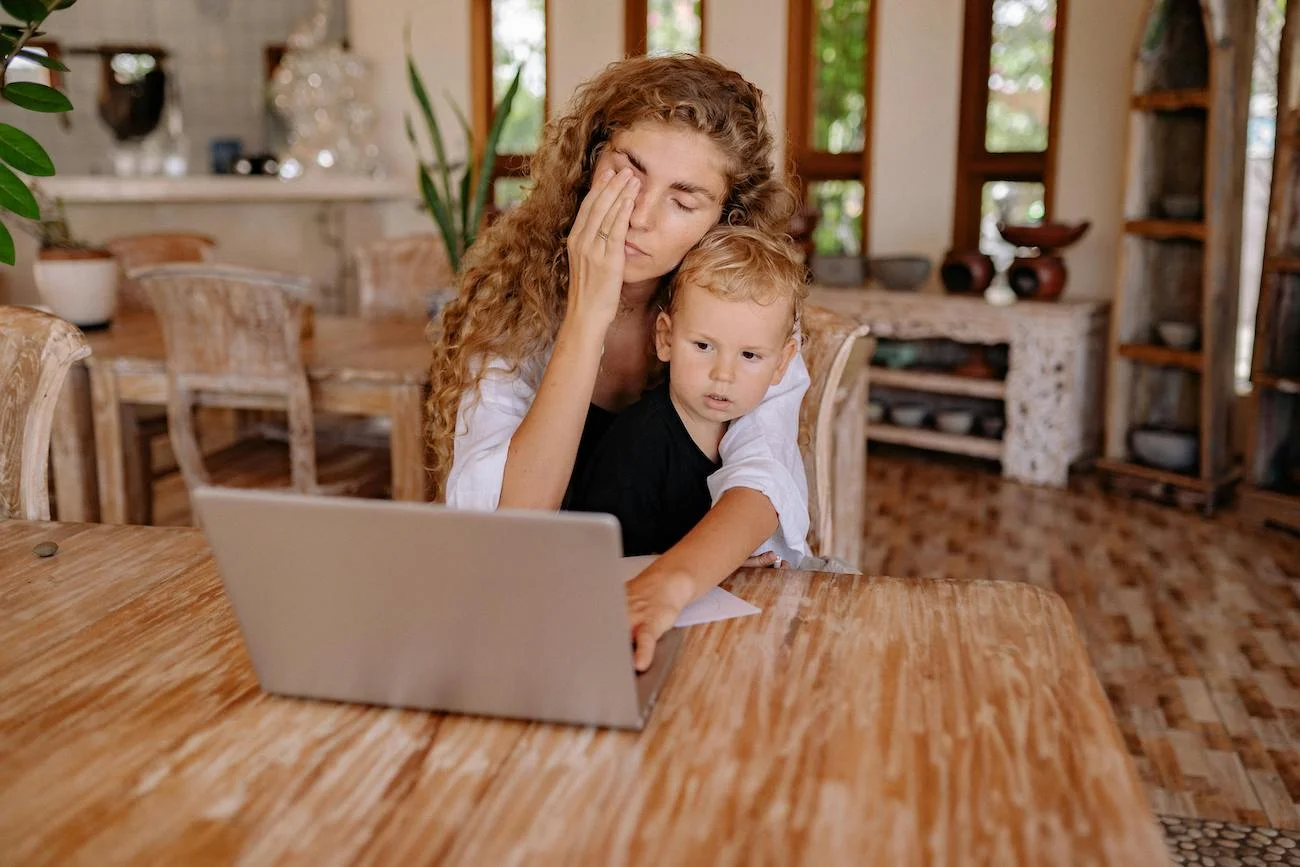 zmęczona mama pozwala synowi oglądać coś na laptopie