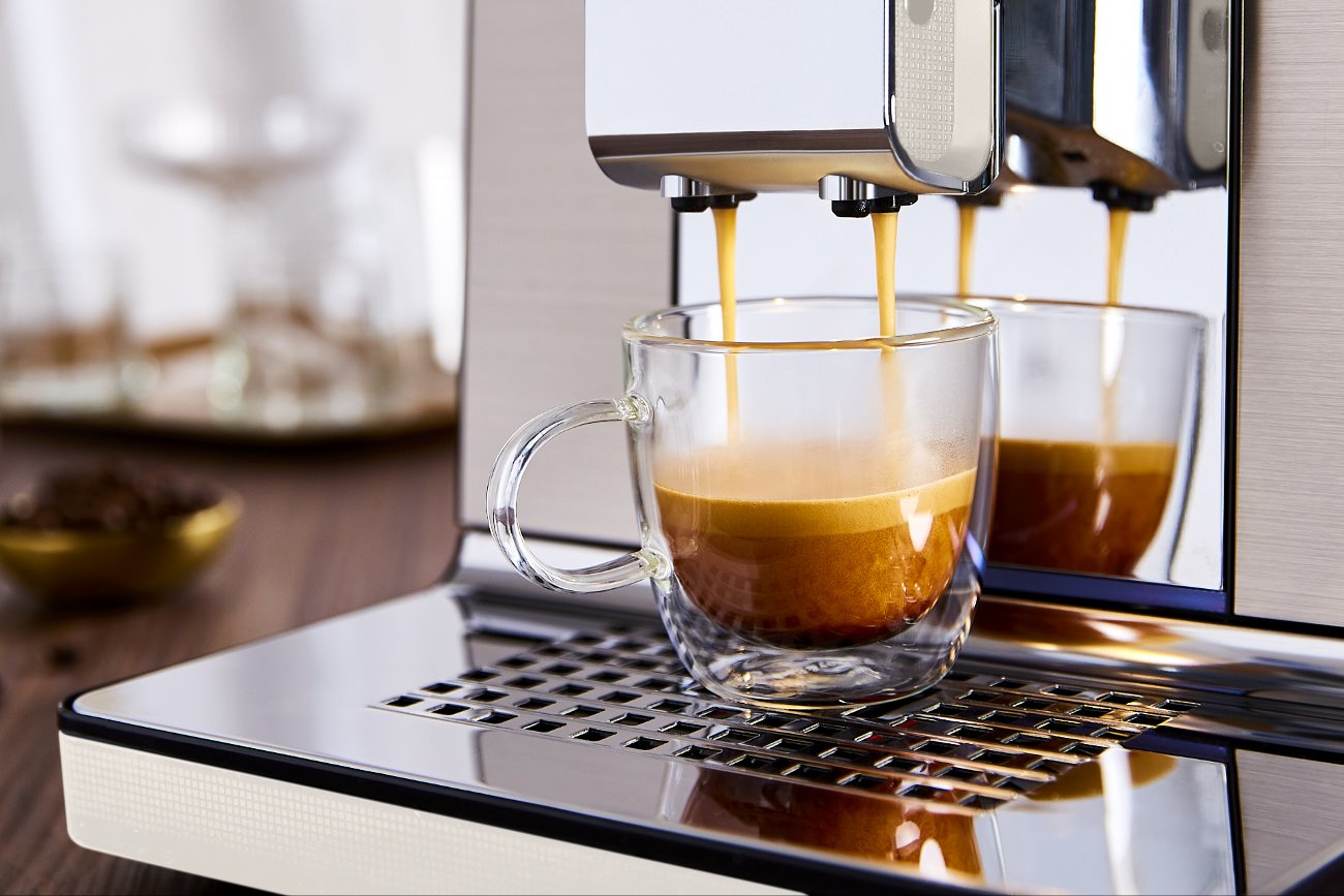 Pyszne i aromatyczne napoje za jednym dotknięciem. Te 3 ekspresy do kawy KRUPS są jak domowy barista