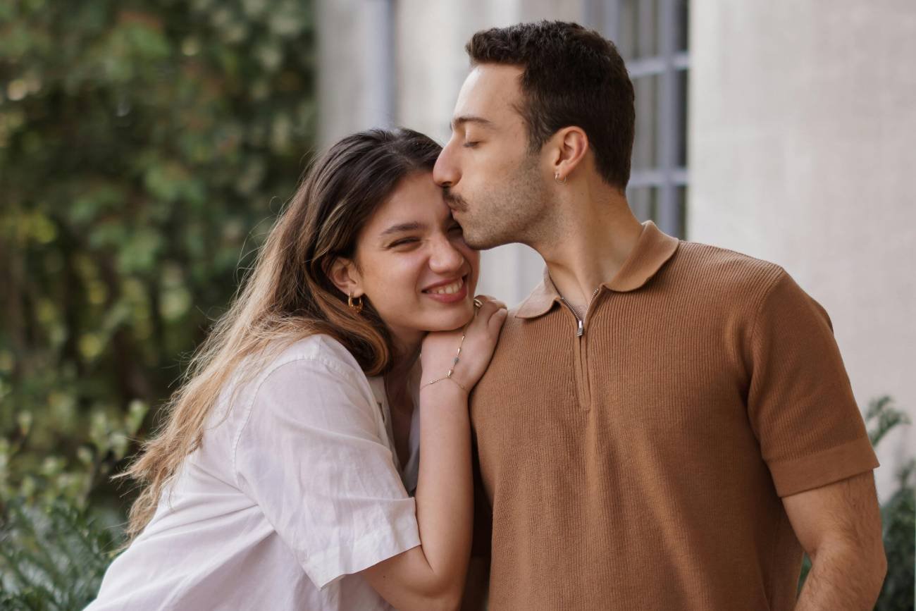Oto, jak często warto się całować w wieloletnim związku. Prawda może cię zdziwić
