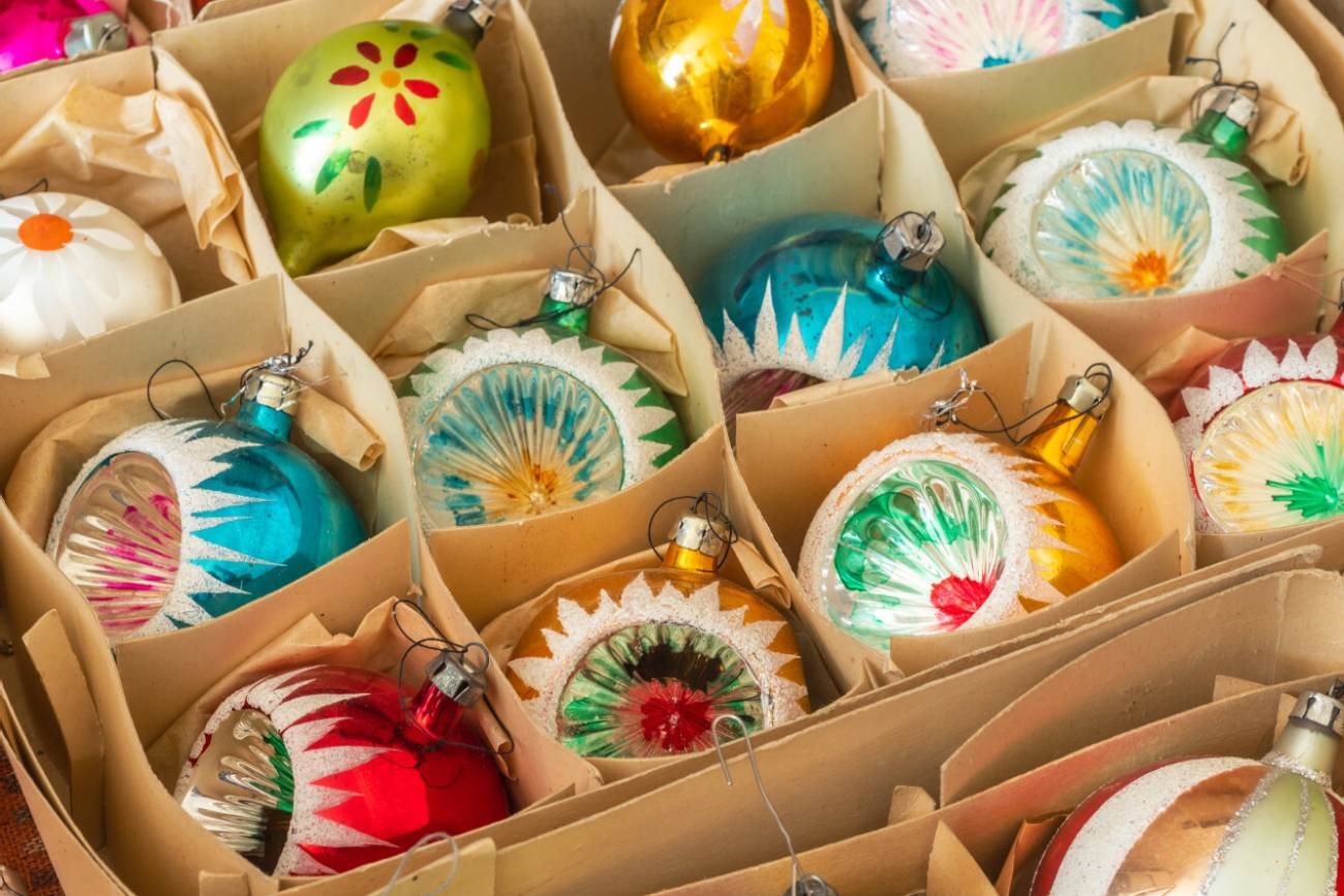 Bombki z PRL-u w pudełku ze specjalnymi przegródkami. Bombki z PRL-u w pudełku ze specjalnymi przegródkami.