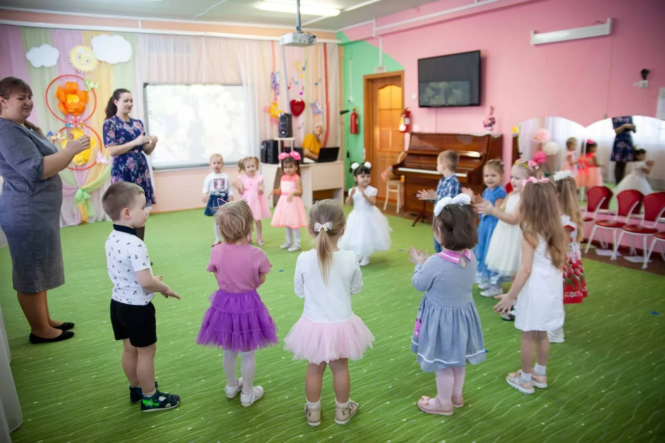 Panie w przedszkolu prowadzą z dziećmi zabawę taneczną.