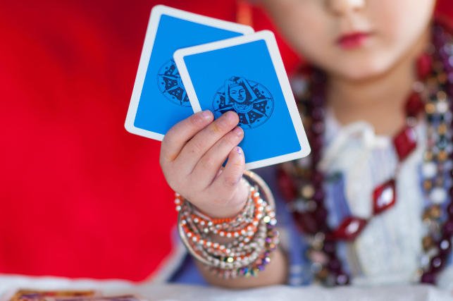 W wychowywaniu dzieci jest równie dużo magii, co zdrowego rozsądku. Rodzice nie potrafią do końca oprzeć się ludowym tradycjom.