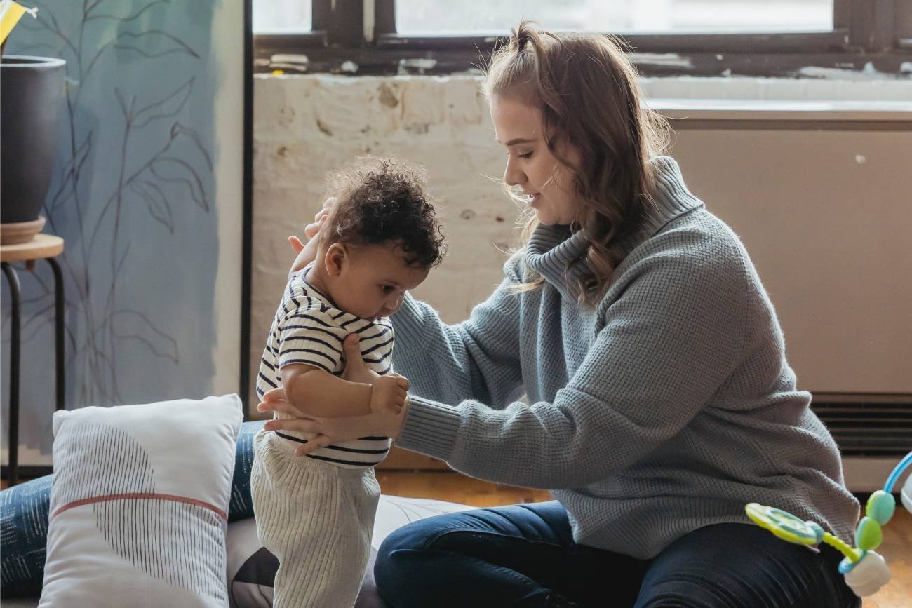 mieszkanie z rodzicami, mieszkanie z teściami, pomoc dziadków, pomoc przy dziecku, babcia i dziadek, opieka nad wnuczkiem