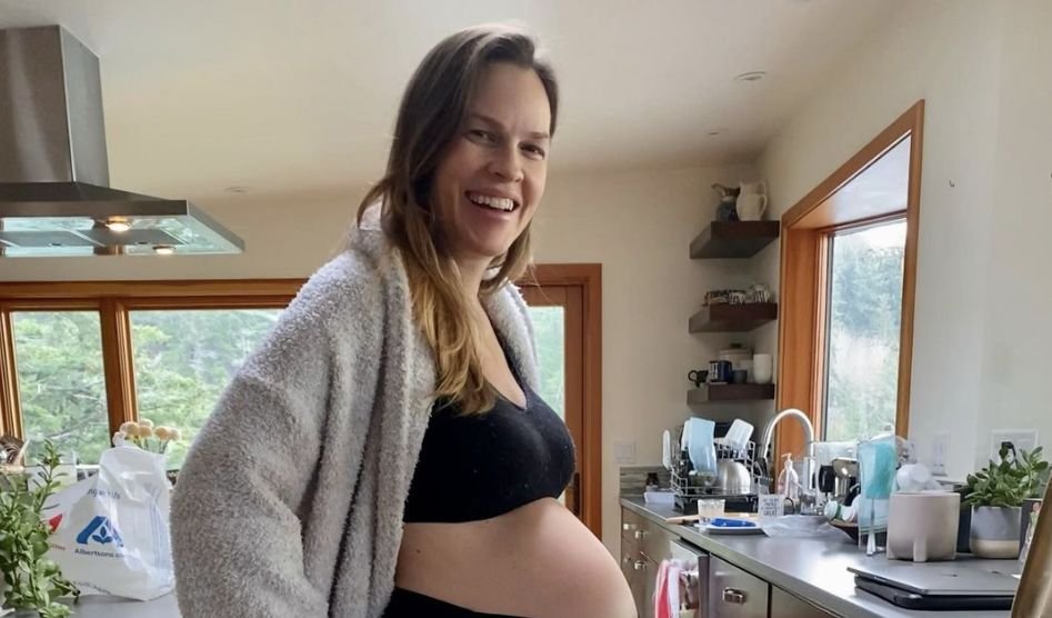 Hilary Swank pozuje w kuchni z ciążowym brzuszkiem.