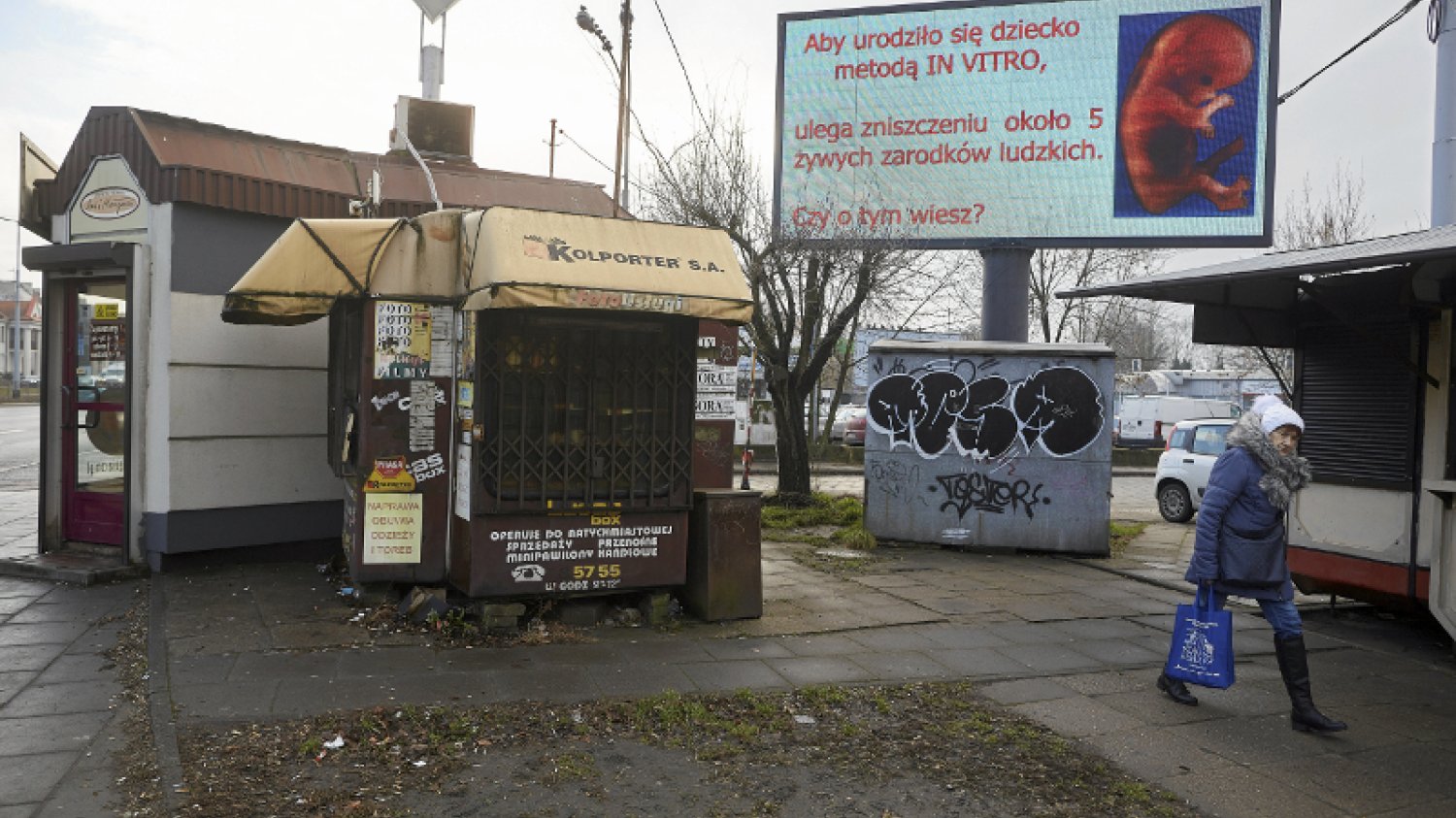 Billboard stoi na rogu ulic Narutowicza i Kopcińskiego