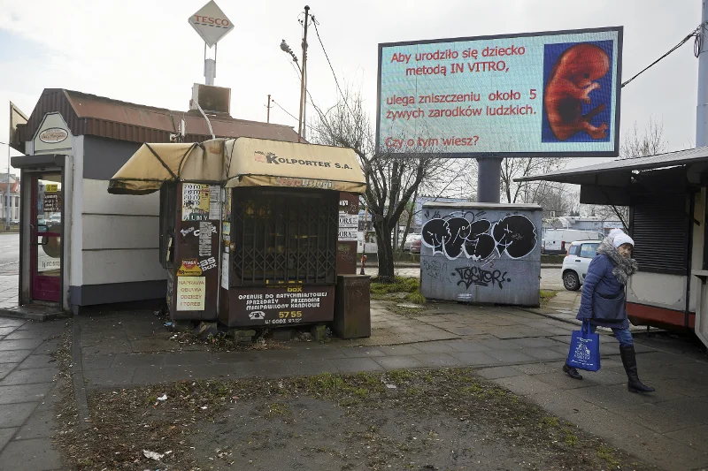 Billboard stoi na rogu ulic Narutowicza i Kopcińskiego