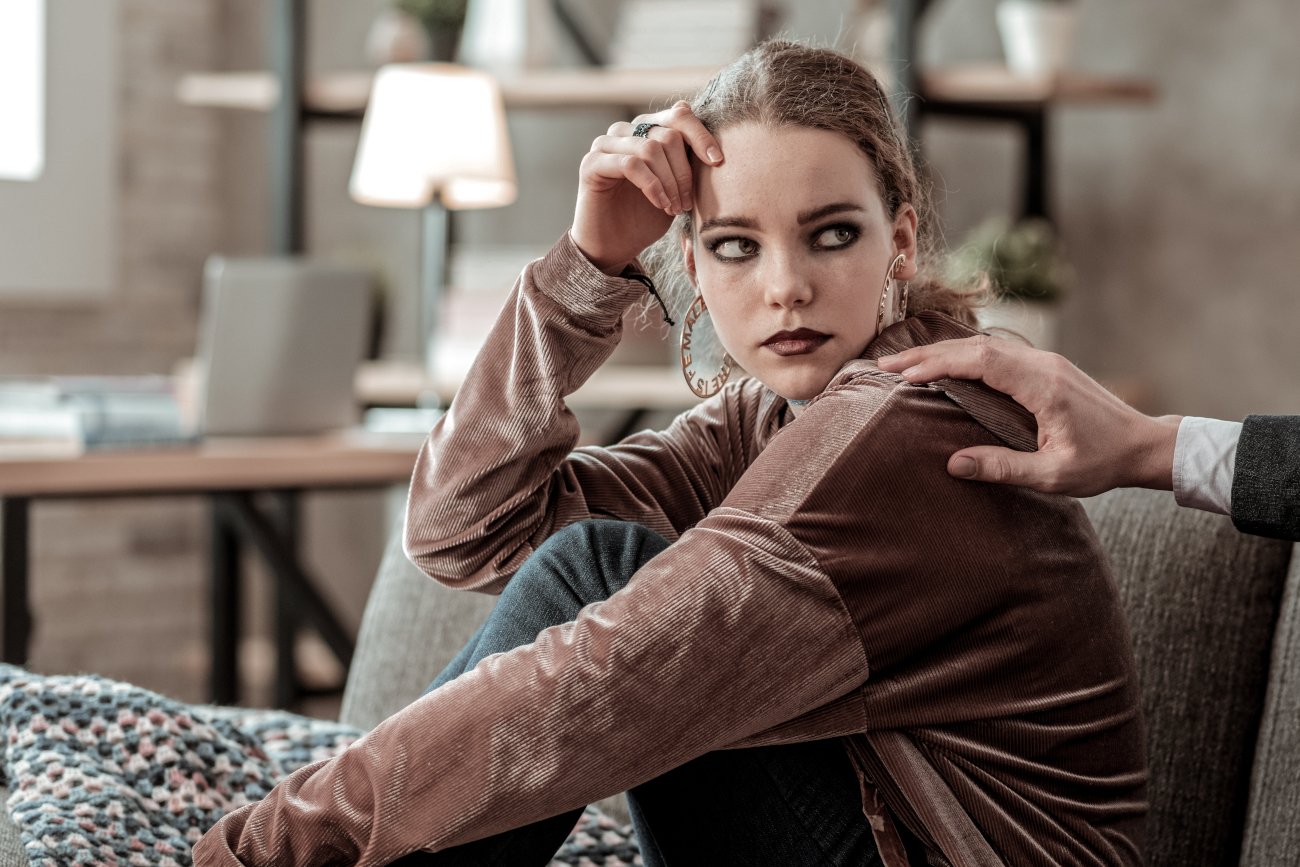 Kolczyk w języku, nastolatka