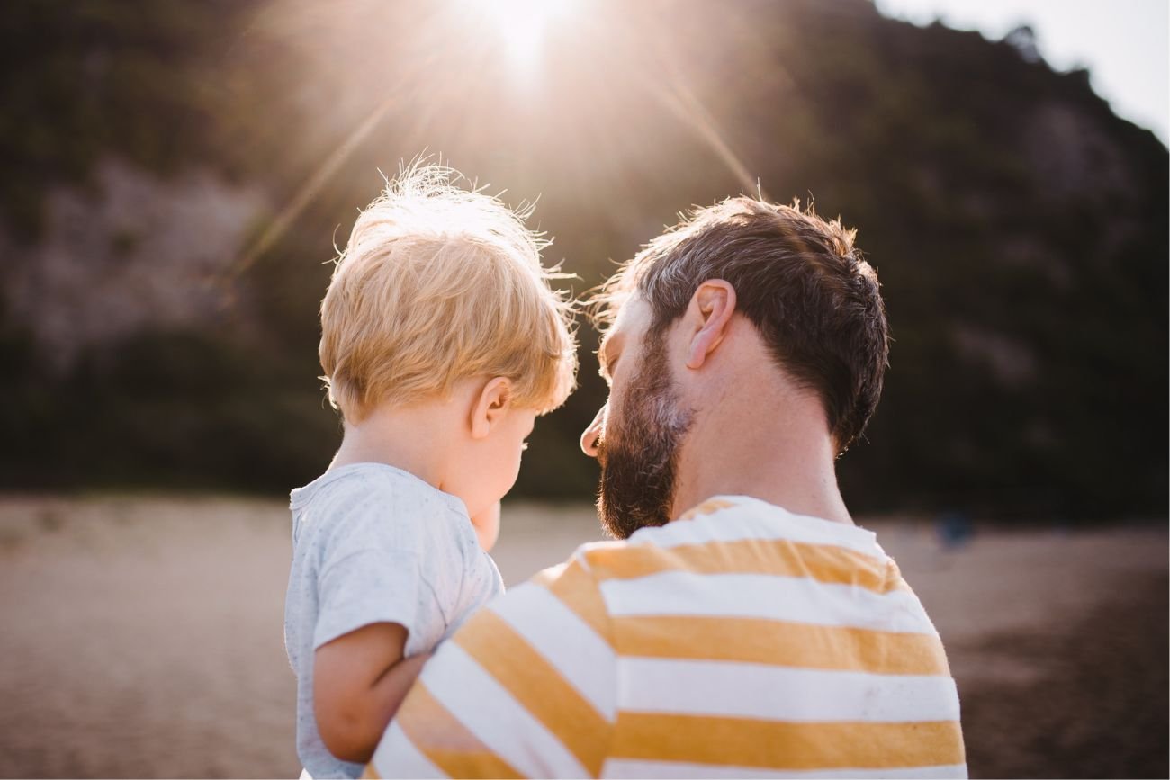 ojciec rozmawia z 3-letnim synem