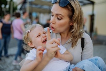 mama ucisza płaczące dziecko