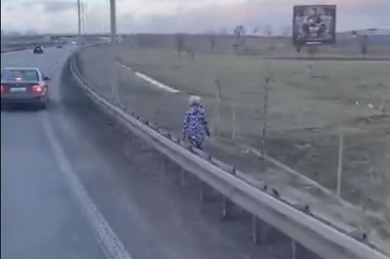 Dziewczynka miała iść koło samochodu, dlatego że nabrudziła w środku. Sprawą zajęła się policja