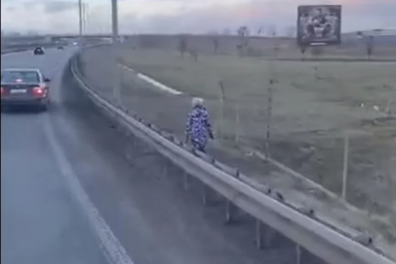 Dziewczynka miała iść koło samochodu, dlatego że nabrudziła w środku. Sprawą zajęła się policja