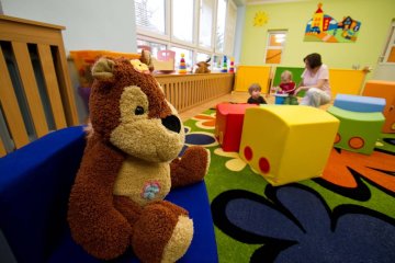 Dzieci bawiące się z opiekunką w żłobku.