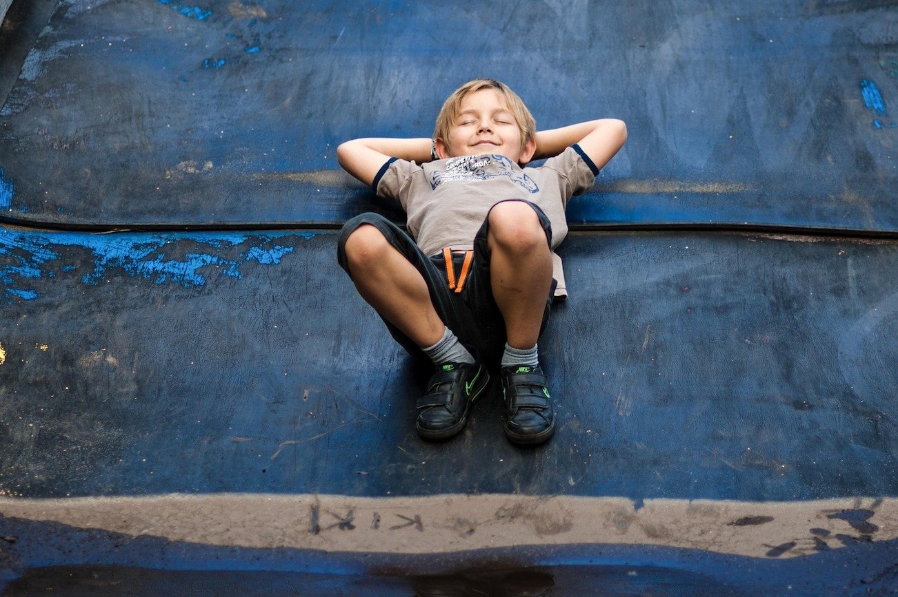 W tym kraju dzieci same jeżdżą do szkoły i sklepu. Wynik? Są najszczęśliwsze na świecie