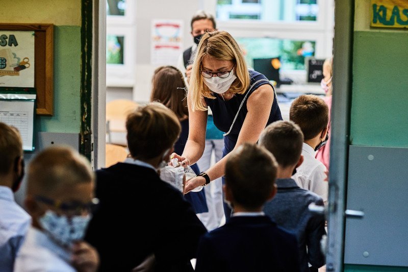 Uczniowie klas I-III wracają do szkół. Nauczyciele narażeni na covid-19