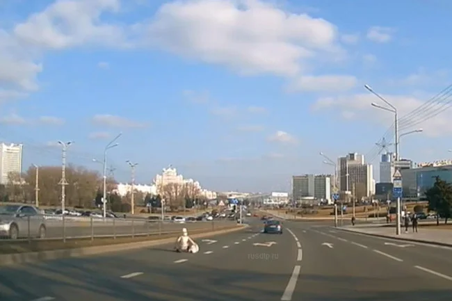 Dziecko prawie wpadło pod auto. Rzuciło się na jezdni na kolana Dziecko prawie wpadło pod auto. Rzuciło się na jezdni na kolana