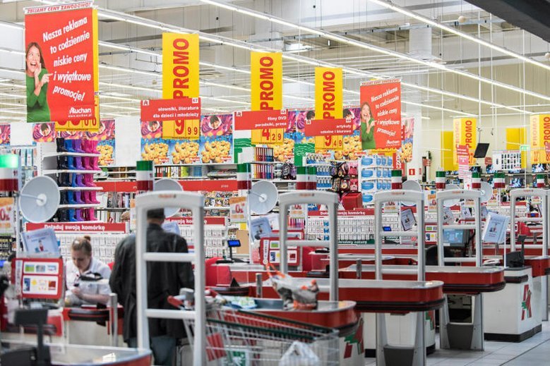 Przy kasie w Auchan pojawił się napis, który rozwścieczył kobiety i obraził matki