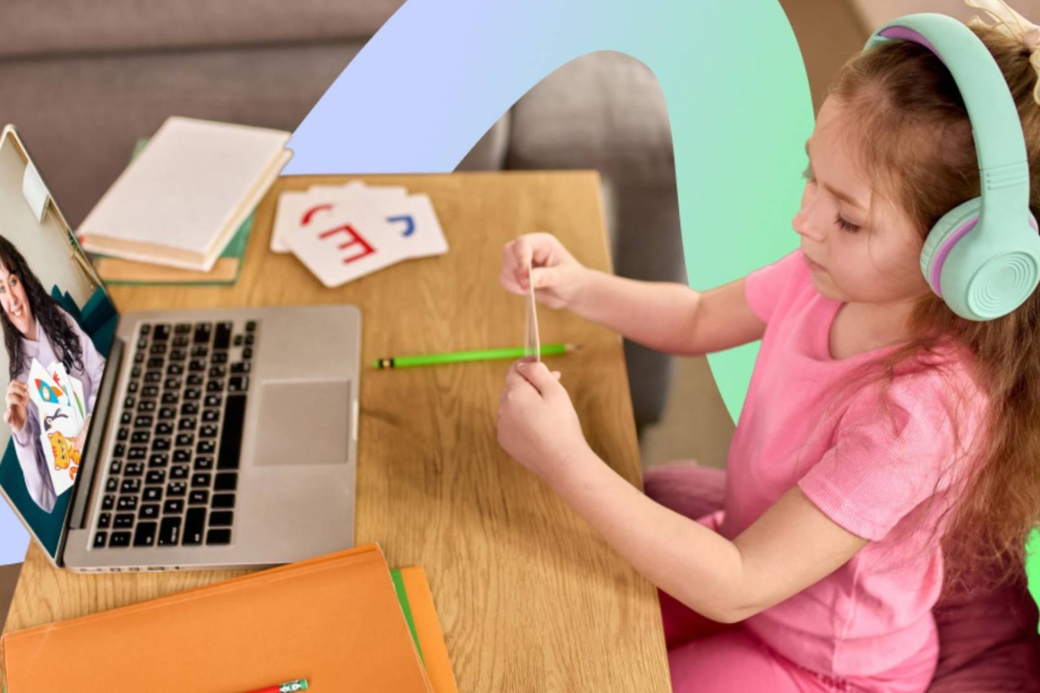 dziecko uczy się języka angielskiego poprzez zabawę na laptopie