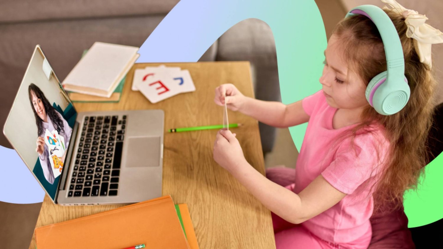 dziecko uczy się języka angielskiego poprzez zabawę na laptopie dziecko uczy się języka angielskiego poprzez zabawę na laptopie