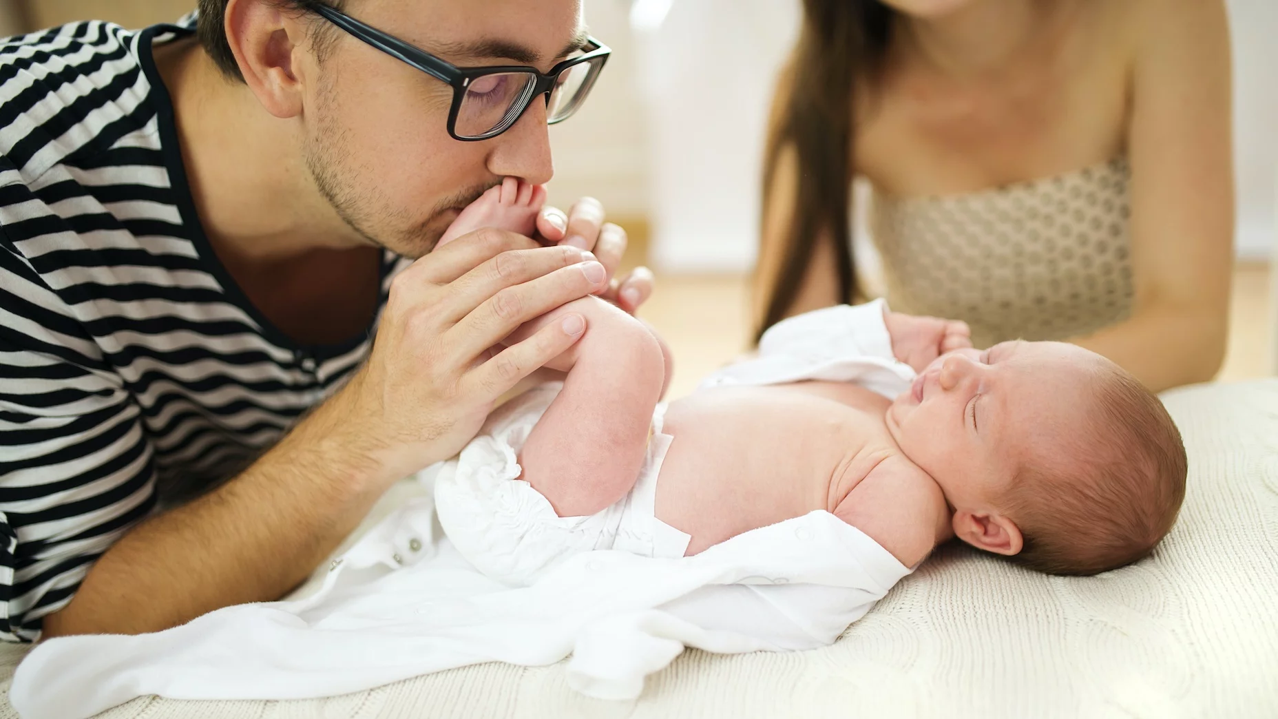Nietypowe imię dla dziewczynki Na zdjęciu tata tuli małe dziecko (noworodka)