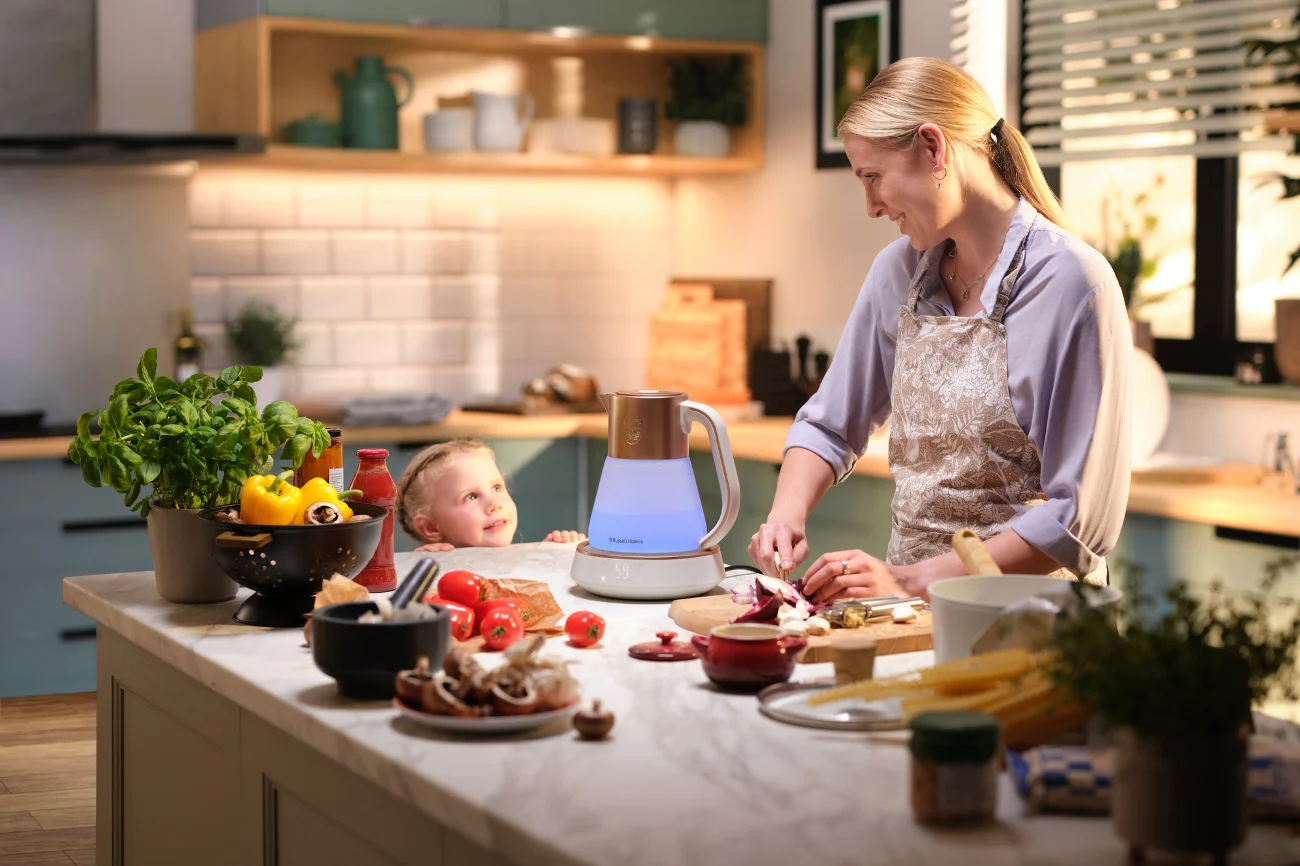 Russell Hobbs Calm to szklany czajnik elektryczny o pojemności 1,7 l. Dzięki swoim funkcjonalnościom urządzenie sprawdzi się idealnie w przypadku mam z małymi dziećmi.