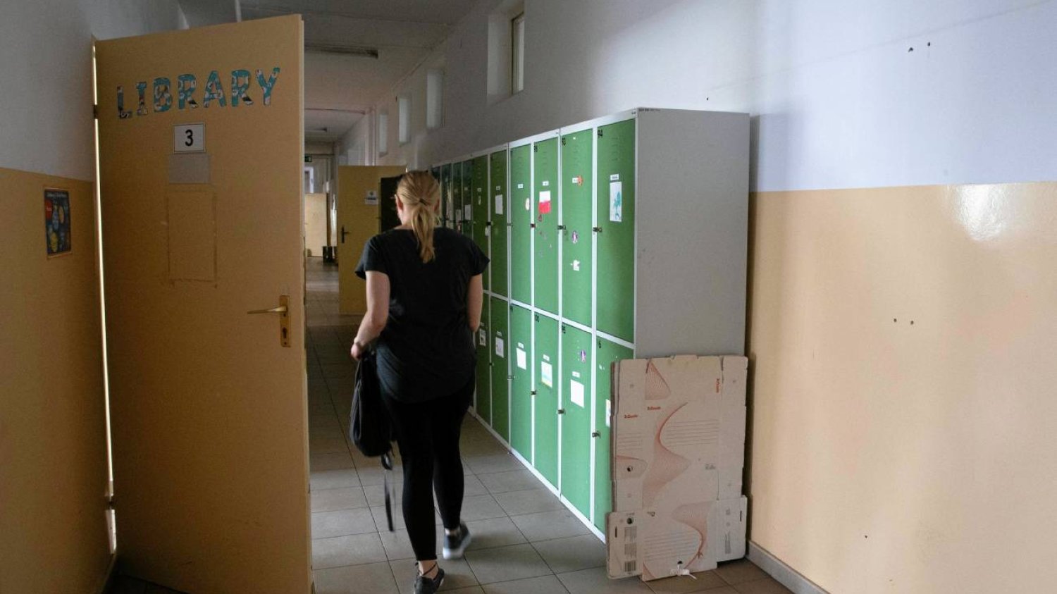 mama ucznia na szkolnym korytarzu mama ucznia na szkolnym korytarzu