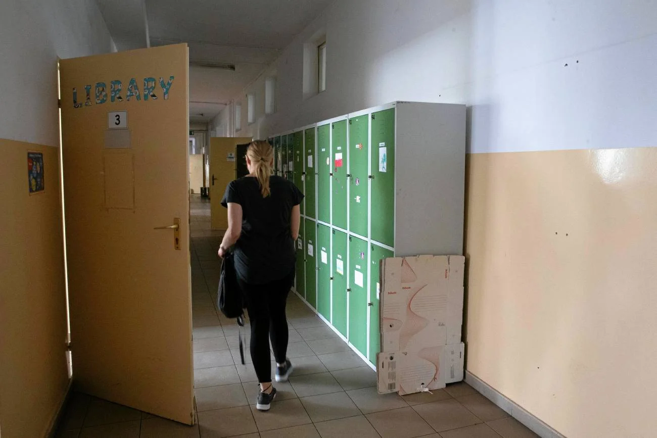 mama ucznia na szkolnym korytarzu mama ucznia na szkolnym korytarzu