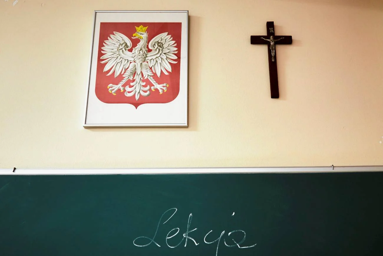 klasa lekcyjna w szkole z krzyżem na ścianie klasa lekcyjna w szkole z krzyżem na ścianie
