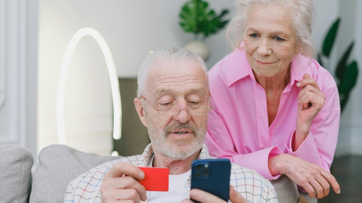 Na zdjęciu para seniorów.