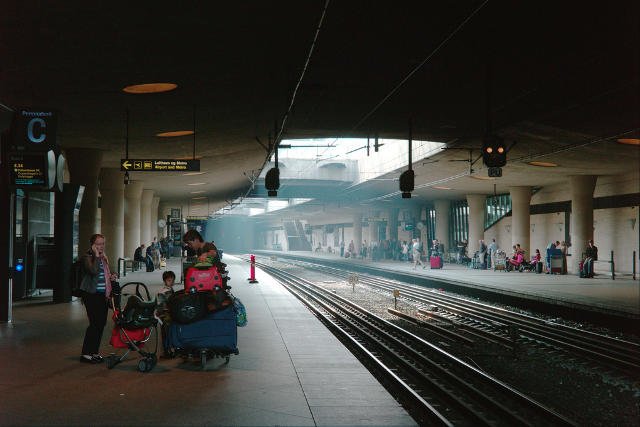 Konduktorzy żądają legitymacji szkolnych od wszystkich dzieci, nawet jeśli uczą się w krajach, gdzie się ich nie wydaje.