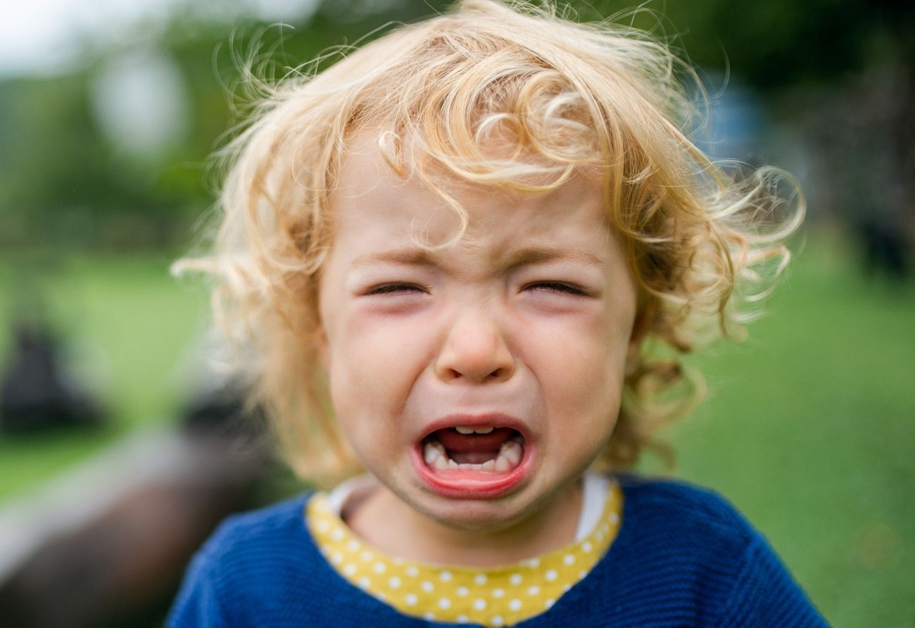 dziecko płaczące na placu zabaw