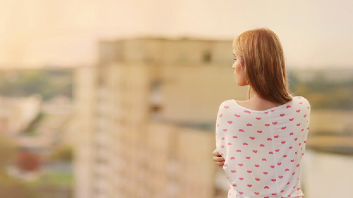 Fot. [url=http://www.shutterstock.com/pic-114888082/stock-photo-beautiful-blonde-stands-on-the-edge-of-the-roof.html?src=csl_recent_image-1]Aleshyn-Andrei[/url]/Shutterstock