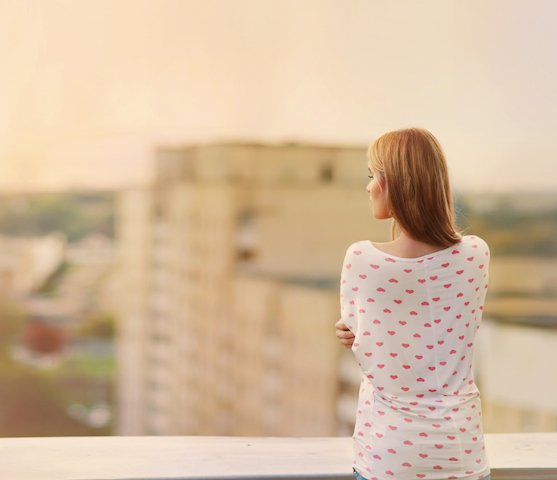 Fot. [url=http://www.shutterstock.com/pic-114888082/stock-photo-beautiful-blonde-stands-on-the-edge-of-the-roof.html?src=csl_recent_image-1]Aleshyn-Andrei[/url]/Shutterstock