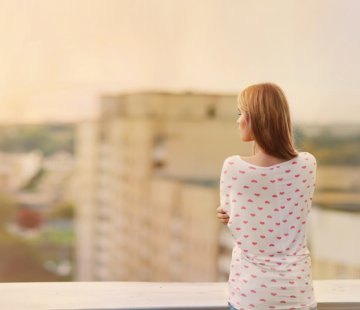 Fot. [url=http://www.shutterstock.com/pic-114888082/stock-photo-beautiful-blonde-stands-on-the-edge-of-the-roof.html?src=csl_recent_image-1]Aleshyn-Andrei[/url]/Shutterstock