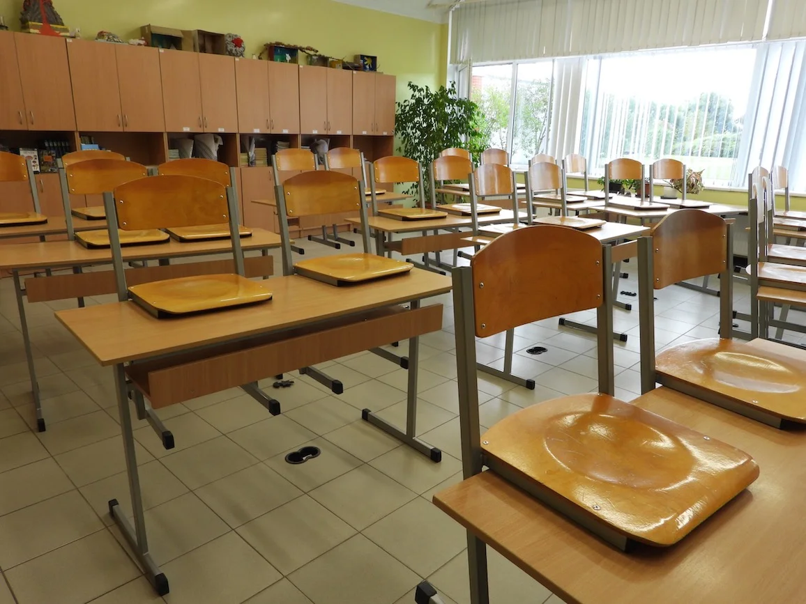 Temperatura w szkole spada, uczniowie marzną.
