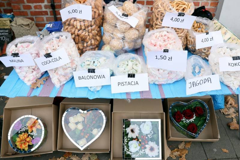 Pańska skórka na straganie przed cmentarzem