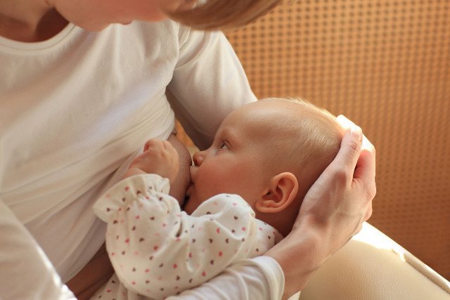 Problemy z odciąganiem pokarmu? Konsultantka laktacyjna radzi: użyj skarpety!