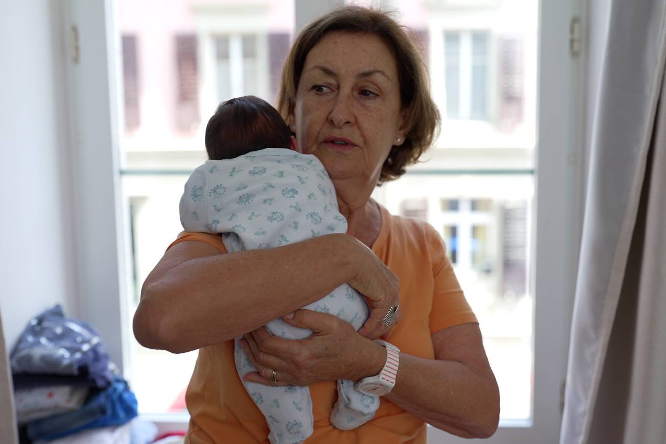 teściowa trzyma wnuka na rękach teściowa trzyma wnuka na rękach