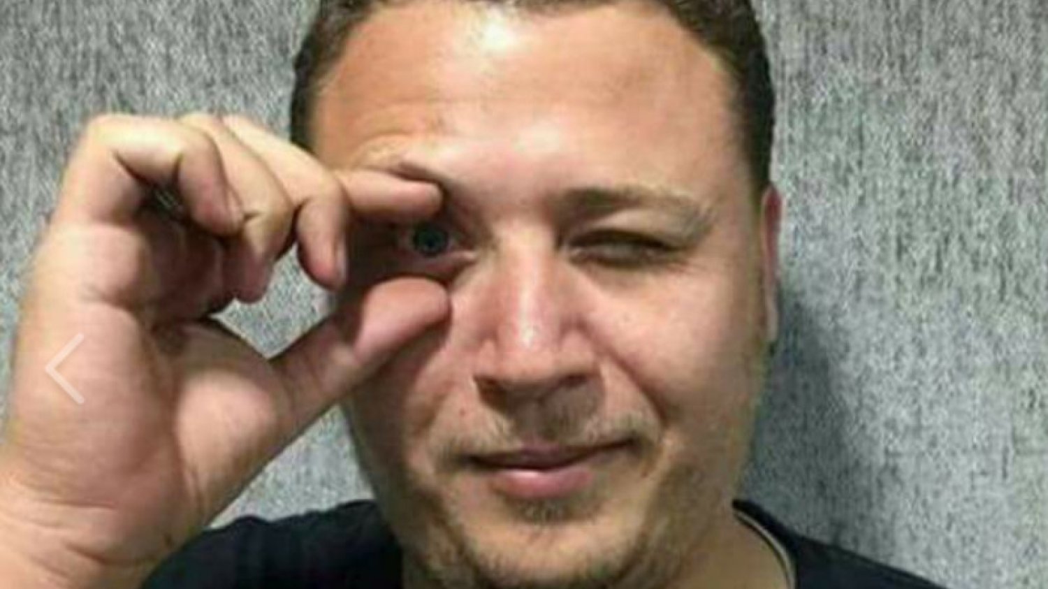 Wszyscy w imię solidarności z 5-letnią sierotą z Jemenu robią zdjęcie z charakterystycznym gestem.