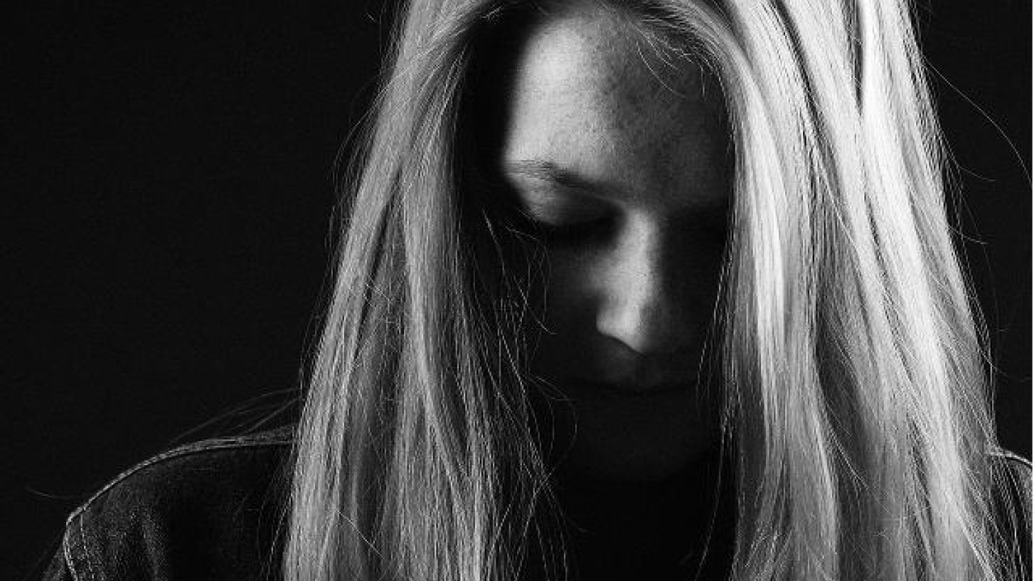 Fot. Pixabay / [url=http://pixabay.com/en/girl-sadness-dark-517555/]Flachovatereza[/url] / [url=http://pixabay.com/en/service/terms/#download_terms]CC0 Public Domain[/url]