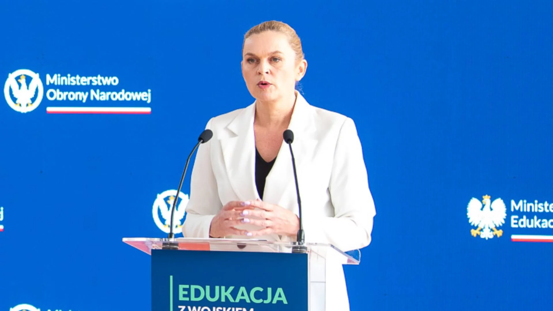 Nowa podstawa programowa i tak wejdzie do szkół 1 września? MEN pyta o zdanie nauczycieli
