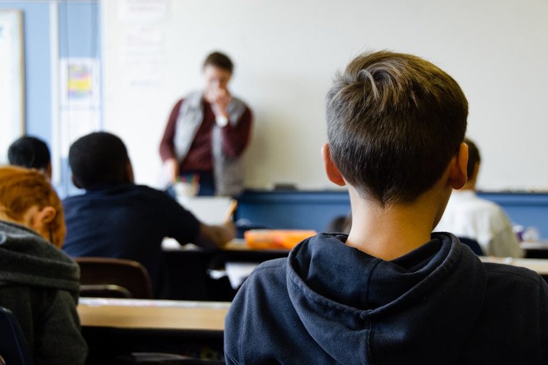 NIK raportuje: MEN nie zajmuje się edukacją dzieci z zagranicy.