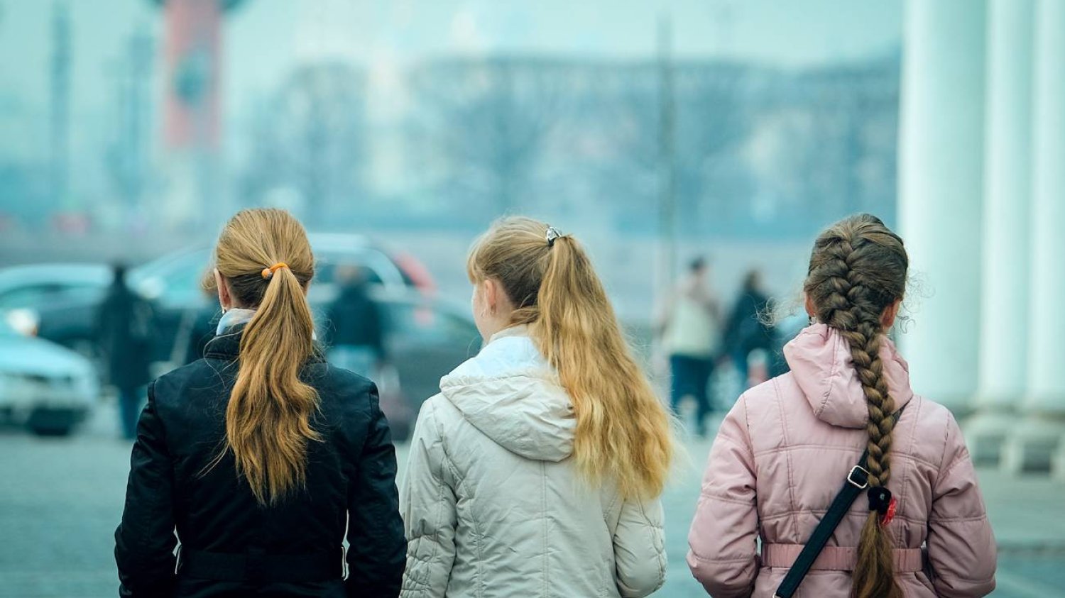 Młode dziewczyny z pokolenia zet idą przez miasto. Młode dziewczyny z pokolenia zet idą przez miasto.