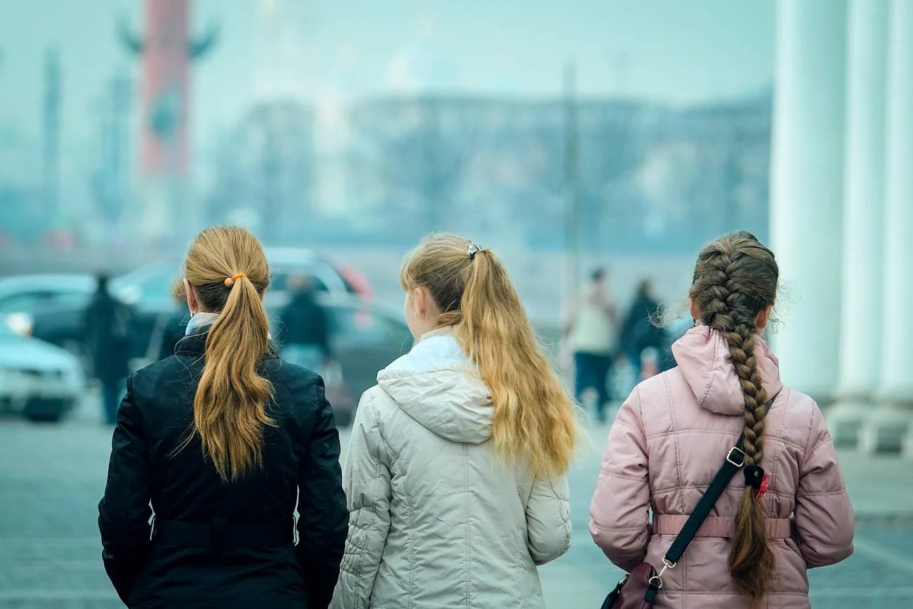Młode dziewczyny z pokolenia zet idą przez miasto. Młode dziewczyny z pokolenia zet idą przez miasto.