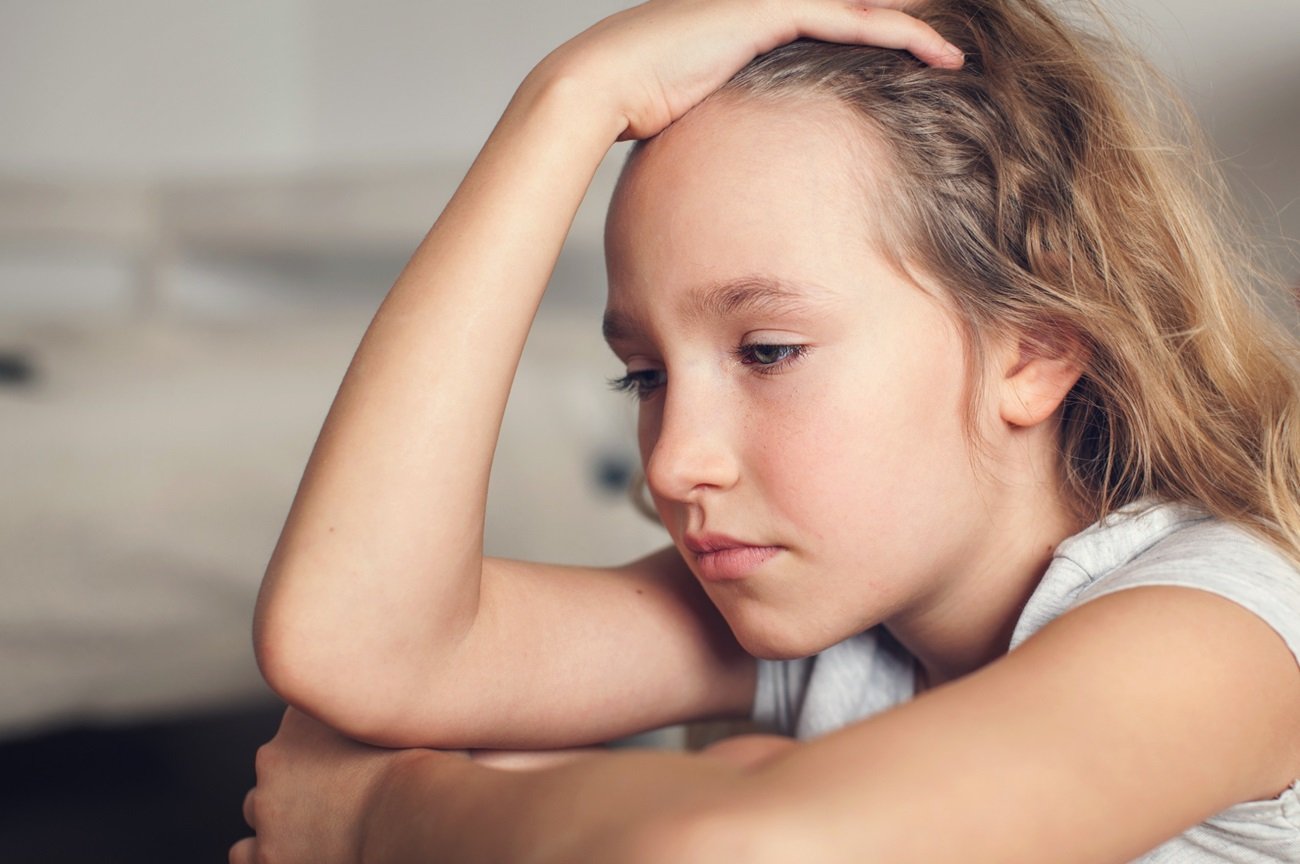 Zamyślona dziewczynka