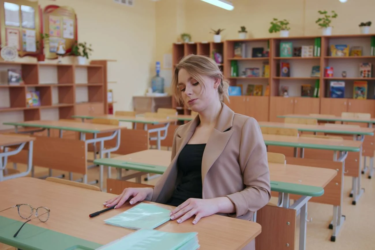 nauczycielka w klasie lekcyjnej siedzi w ławce nauczycielka w klasie lekcyjnej siedzi w ławce
