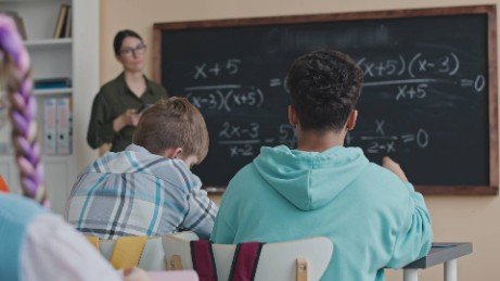 Szkoła marzeń według MEN. Nowacka: "Chroni przed niebezpiecznym światem"