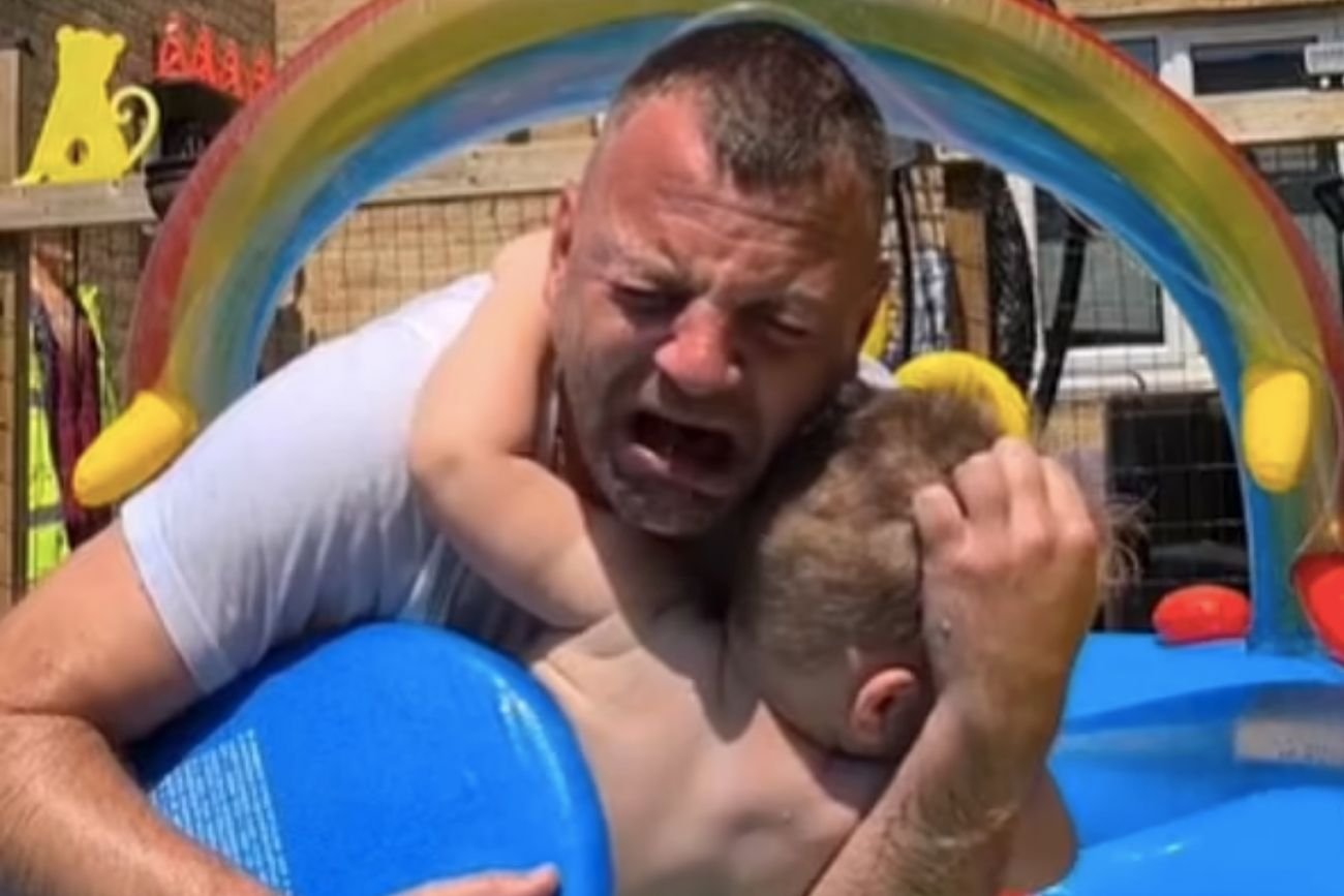 Dziecko bawi się w ogrodowym basenie, bez opieki dorosłego grozi mu utopienie.