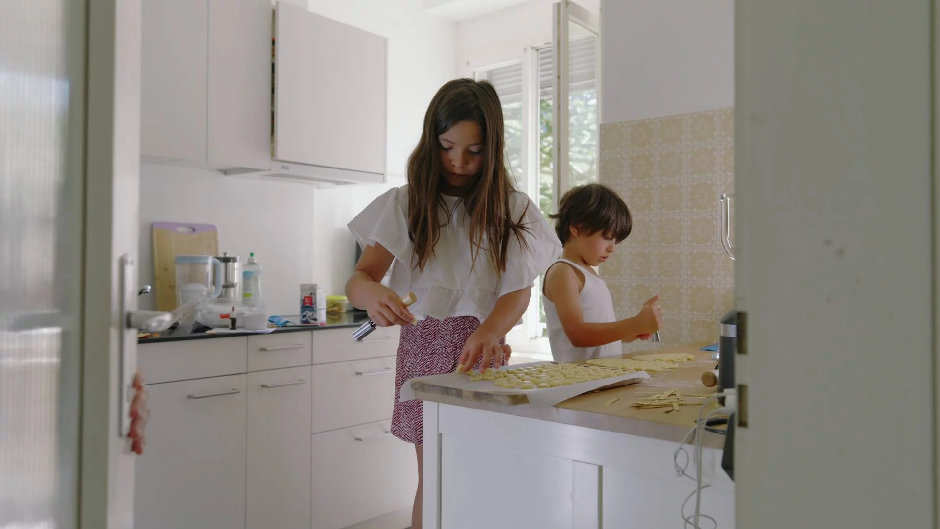 Dzieci gotują samodzielnie w kuchni Dzieci gotują samodzielnie w kuchni